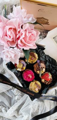 Luxe Cupcakes &amp; Cote Noire Perfumed Roses White
