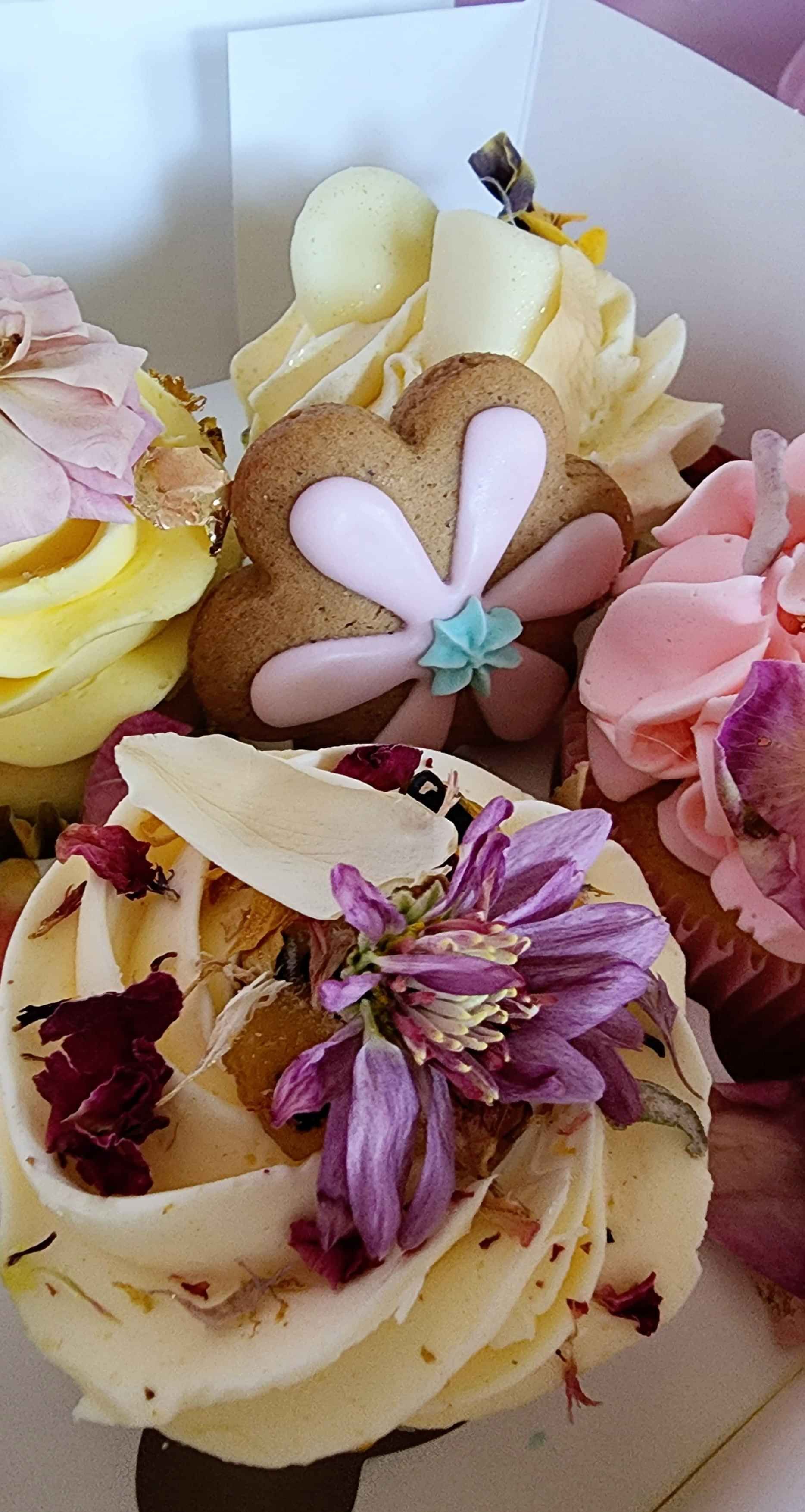 Cupcakes gift hamper with roses