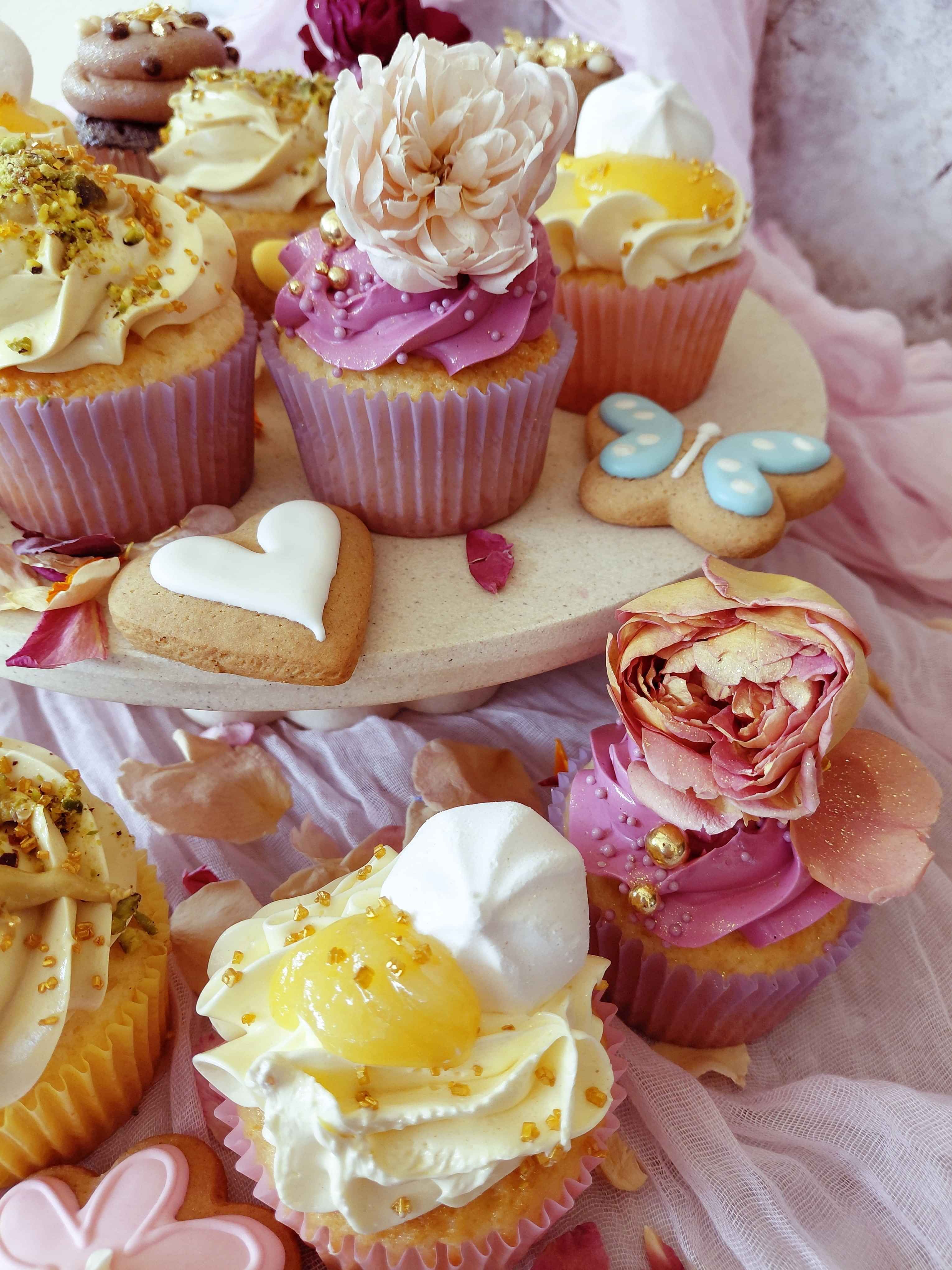 Vanilla cupcakes with Raffaello and edible blooms