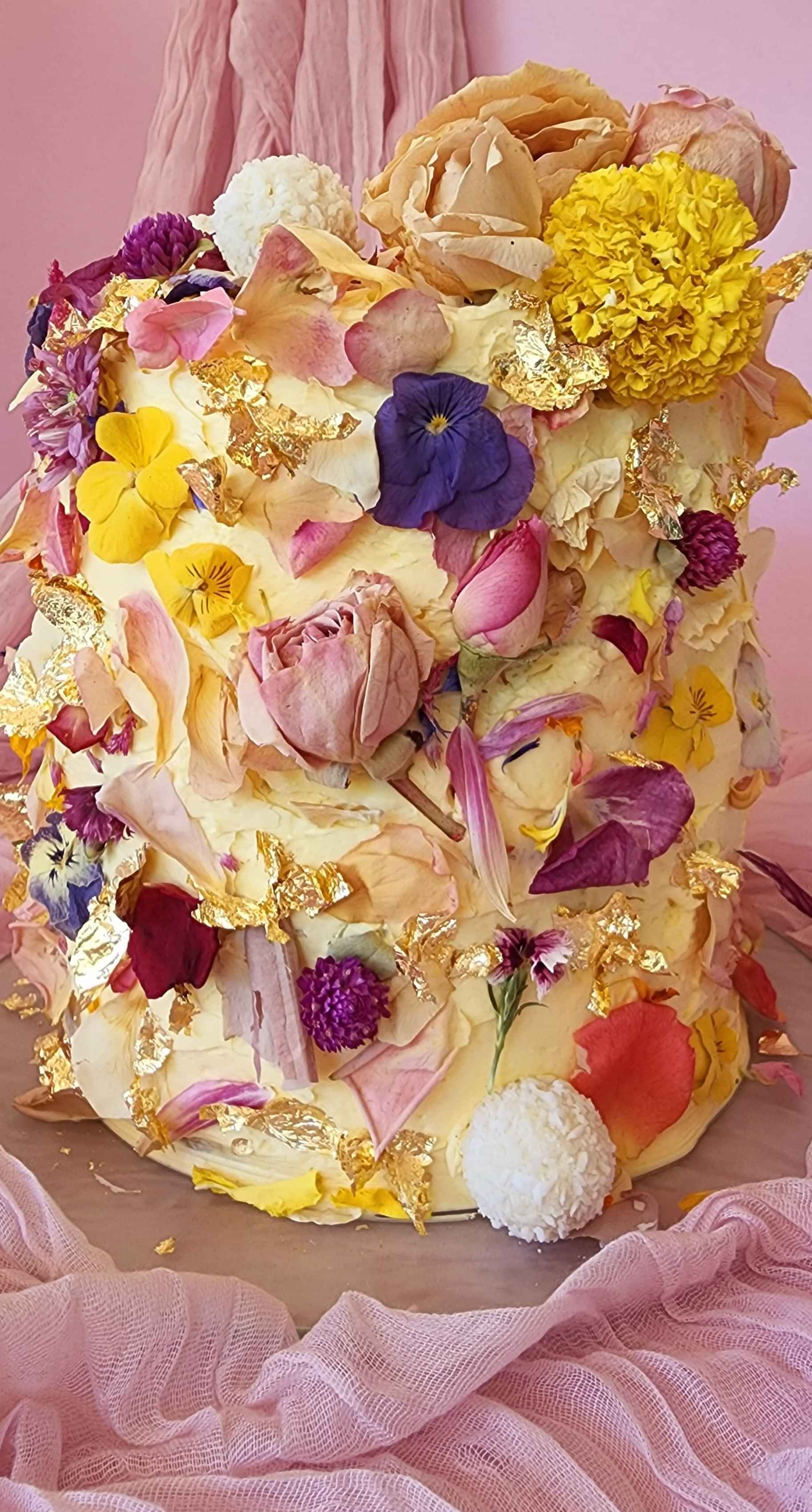 Mini vanilla cake with vanilla buttercream dressed with pressed flowers