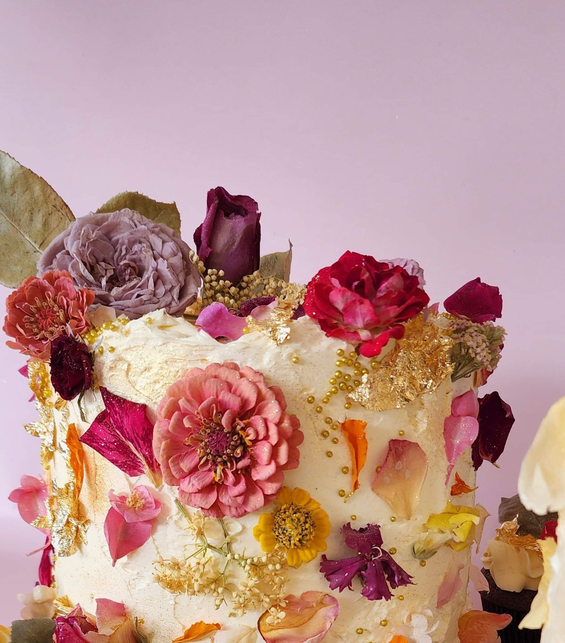 Vanilla cake with edible flowers