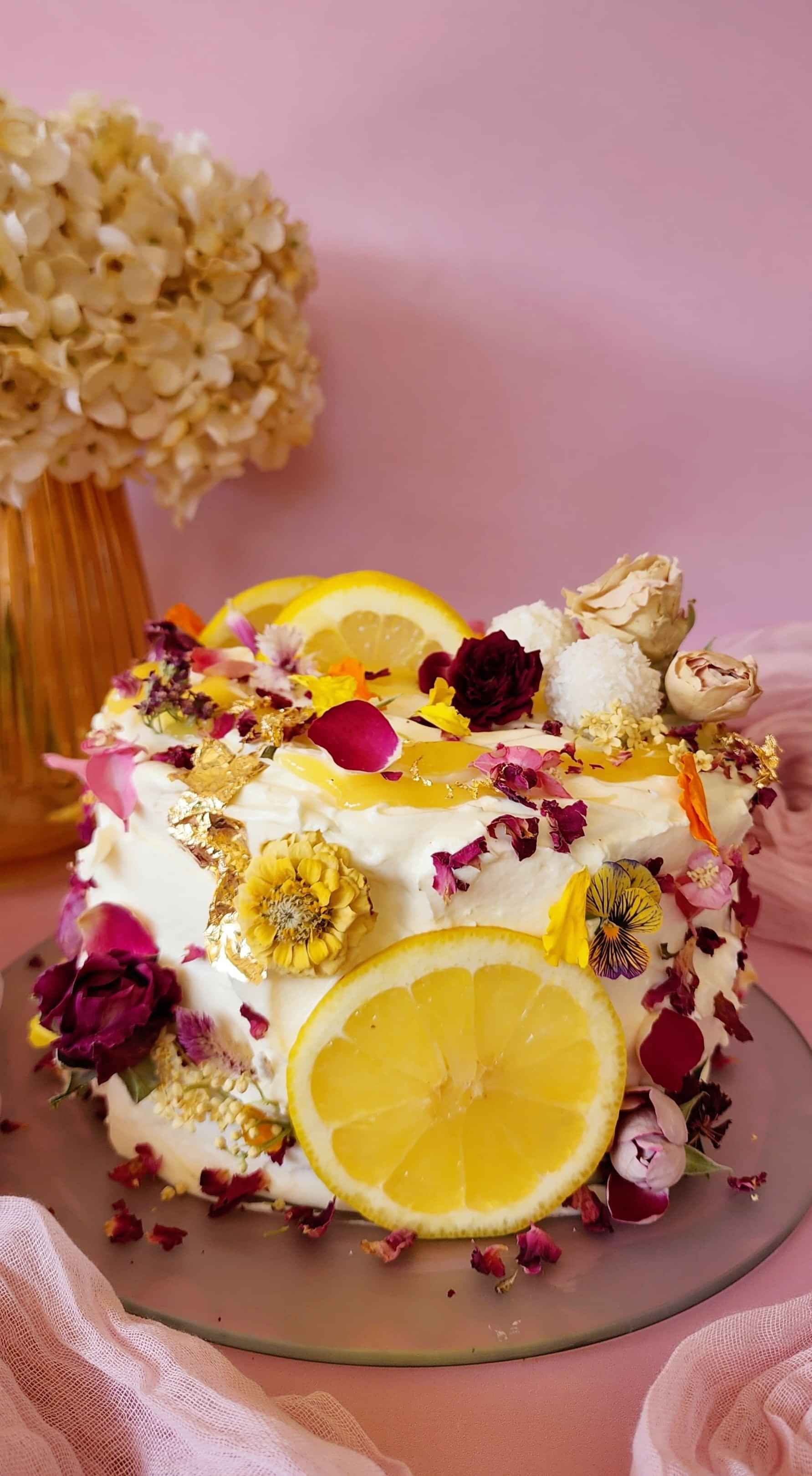 A mini vanilla cake with lemon curd and edible flowers