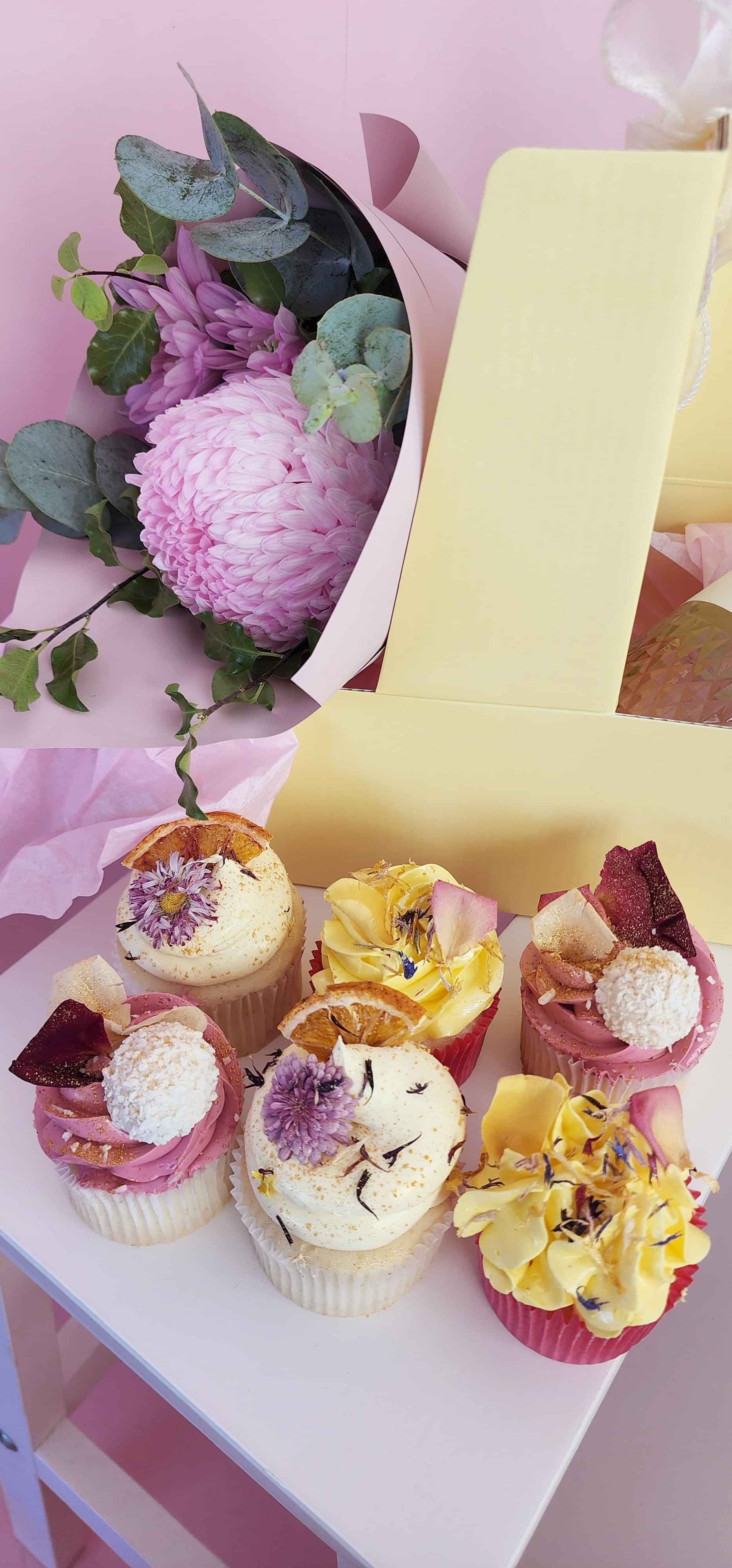 Pretty cupcakes with flowers