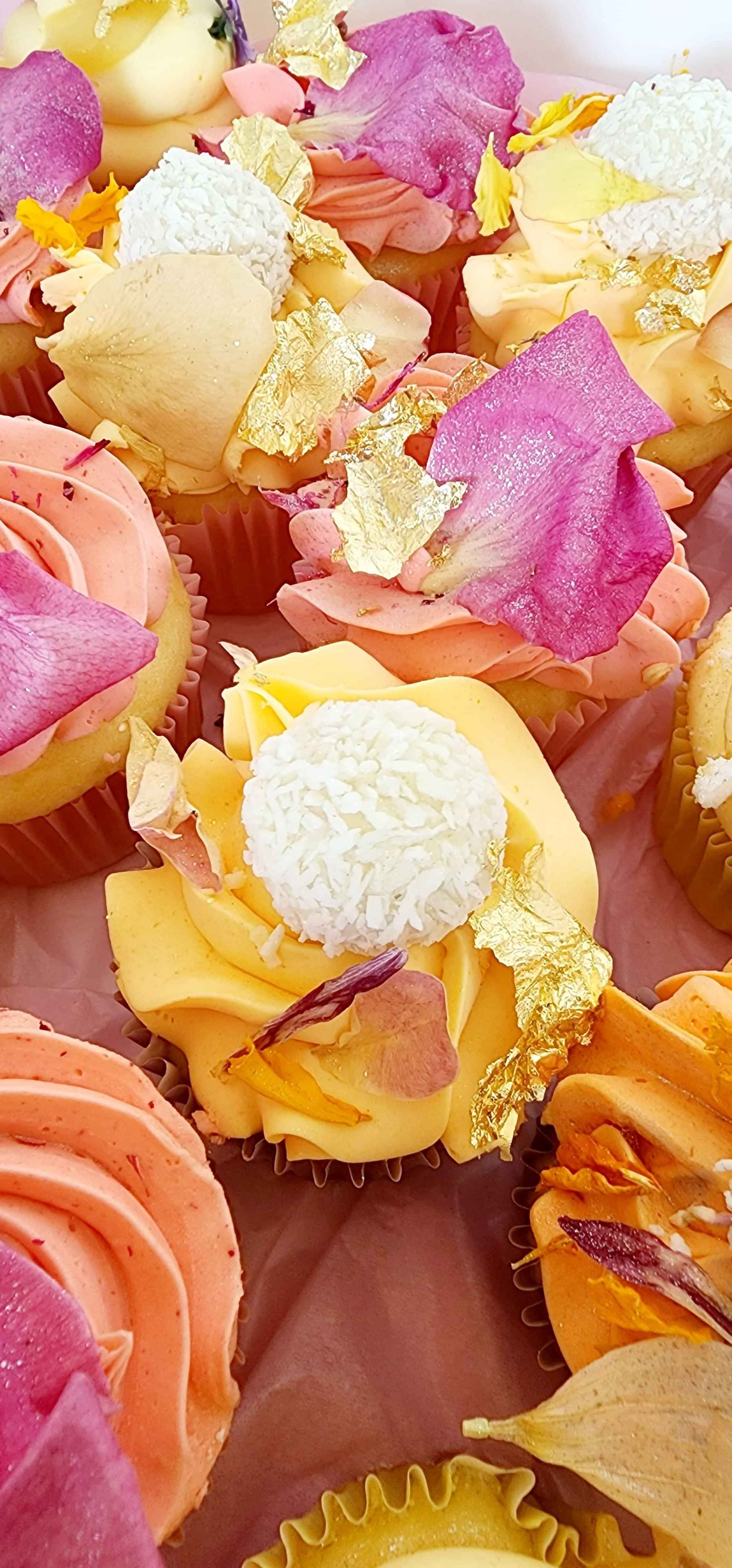 Luxurious cupcakes gift box