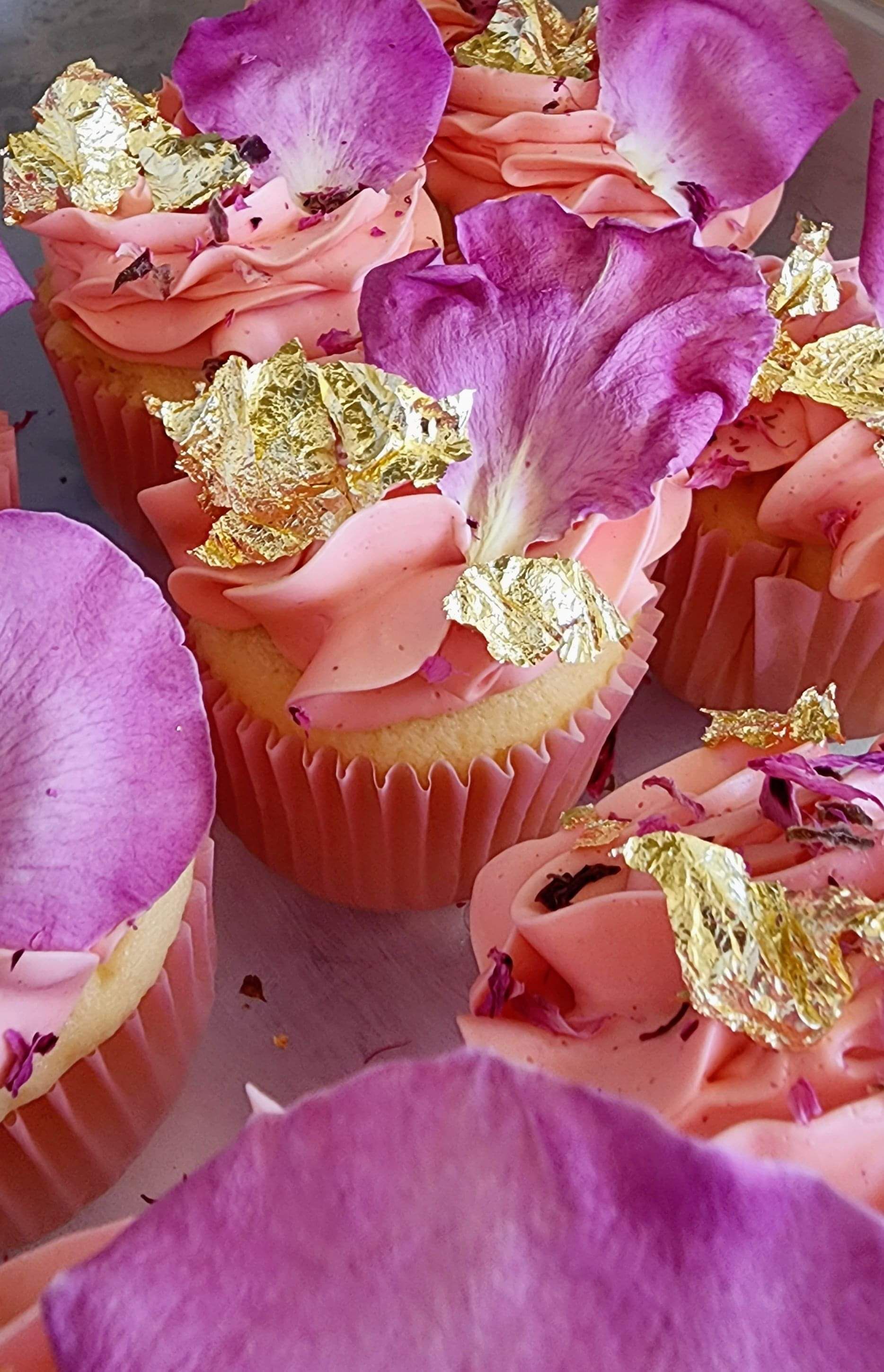 Luxurious cupcakes gift box