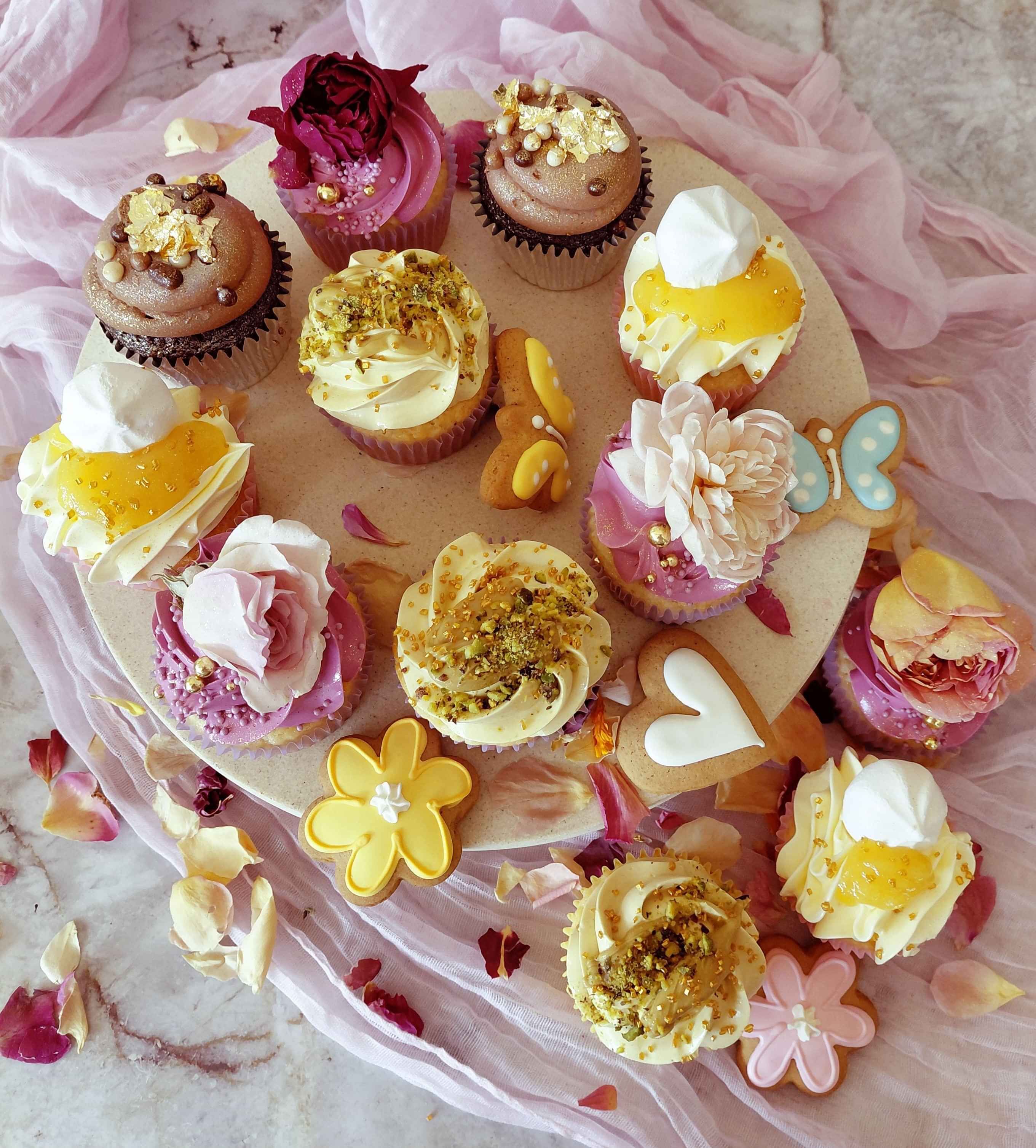 Luxurious cupcakes gift box