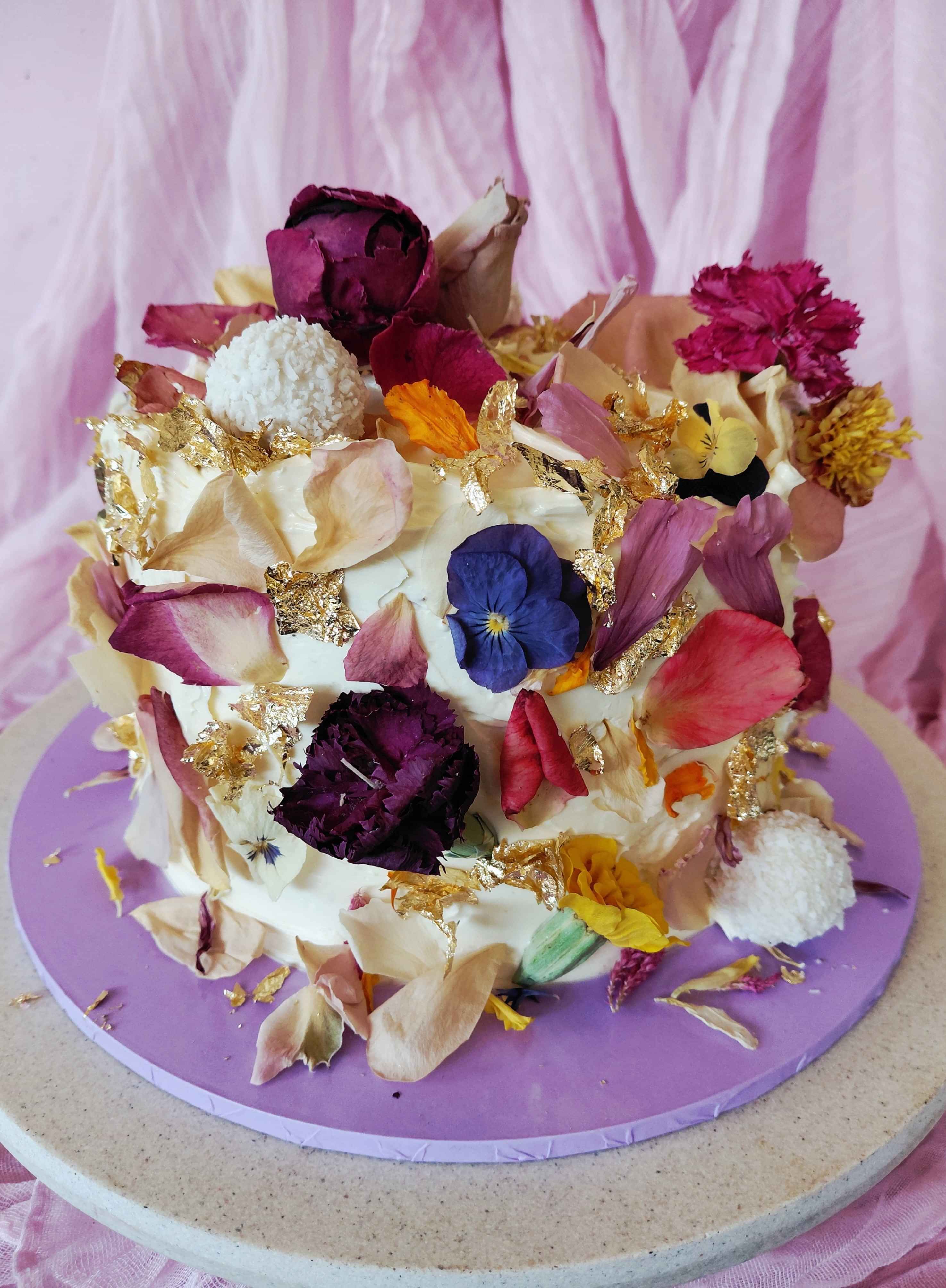 Small birthday cake in vanilla with dried flowers and gold leaf