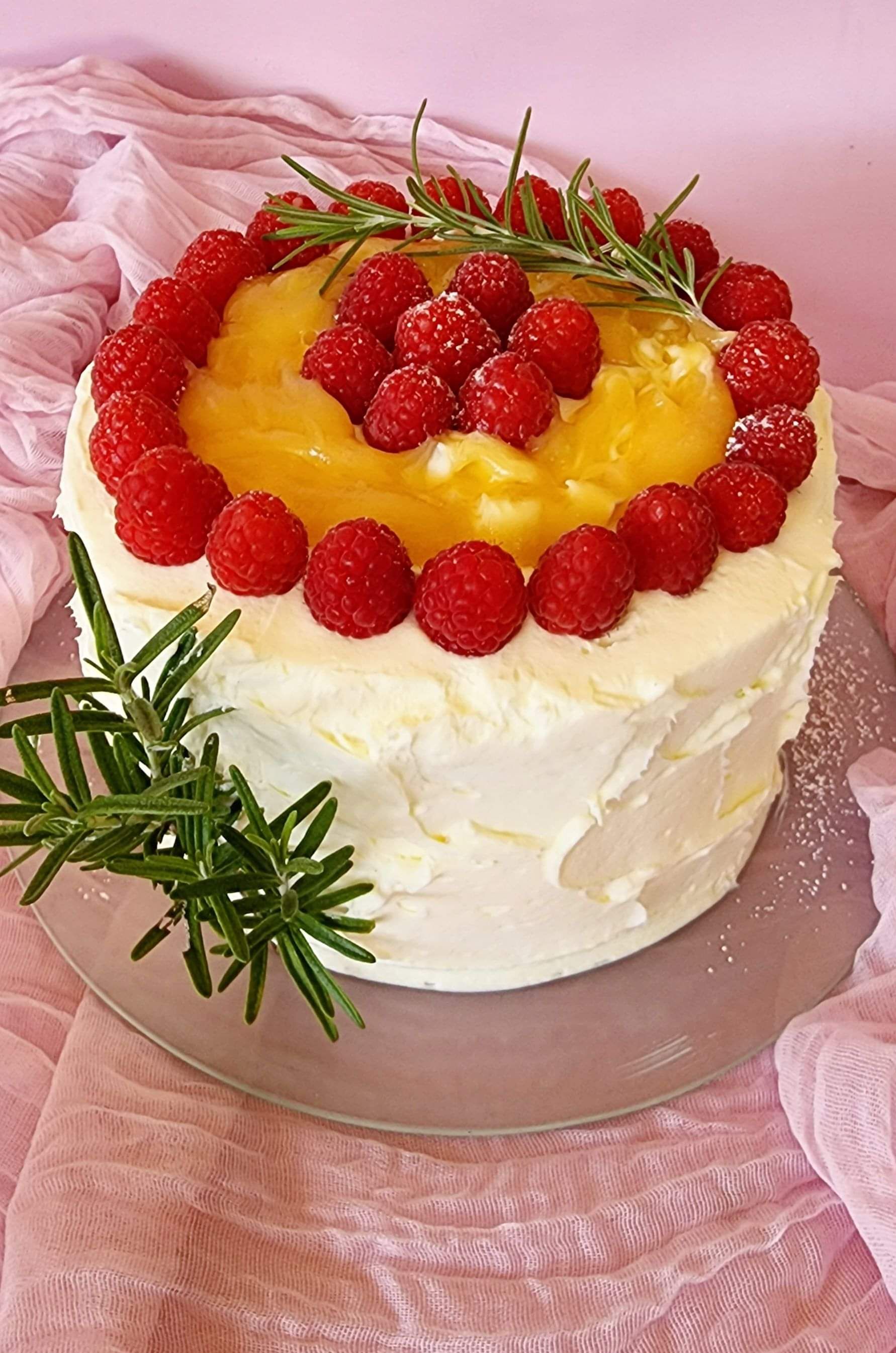Vanilla, raspberry and lemon curd cake. A beautiful combination for a simple and delicious dessert