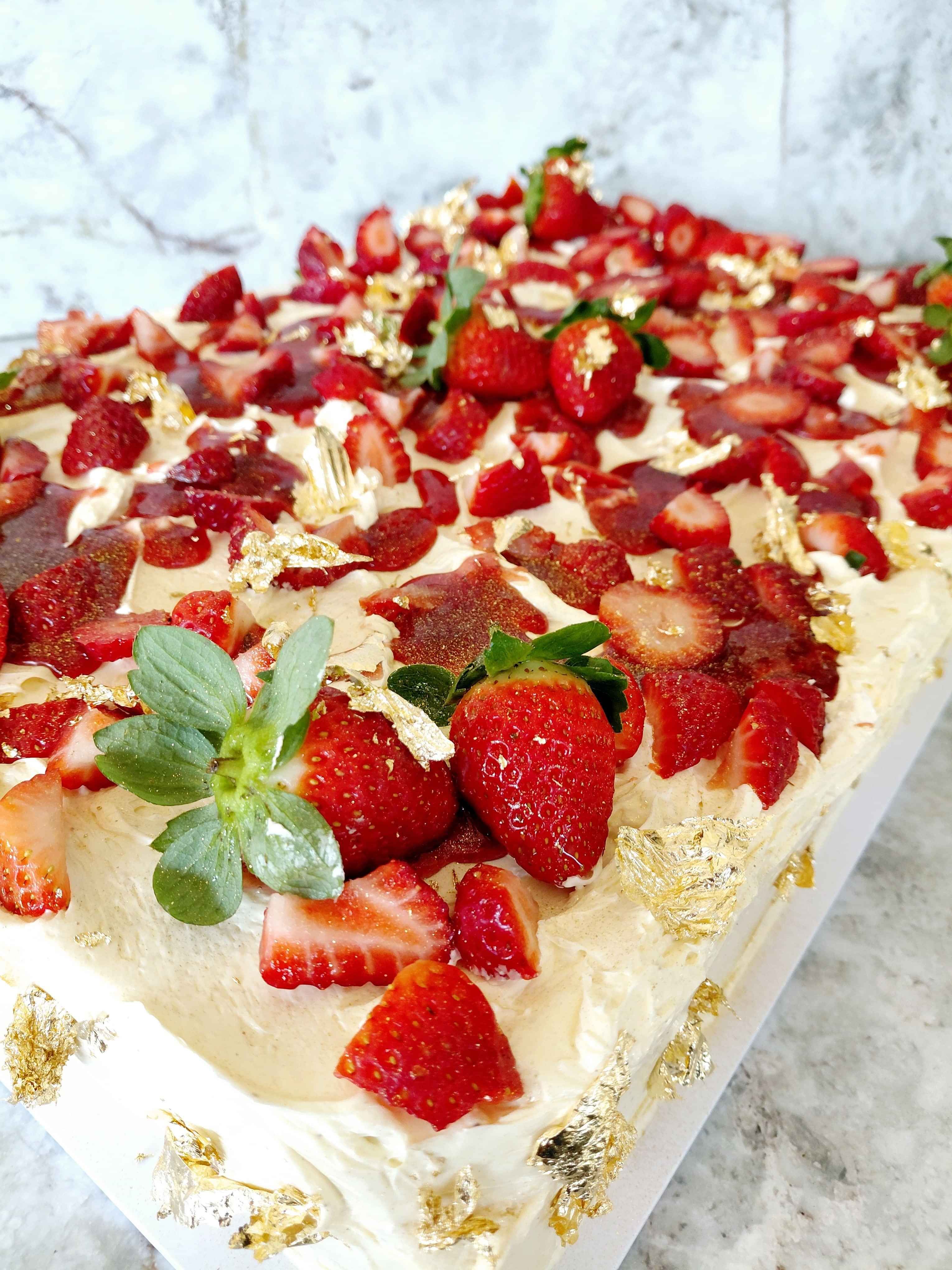 Vanilla, raspberry and lemon curd cake. A beautiful combination for a simple and delicious dessert